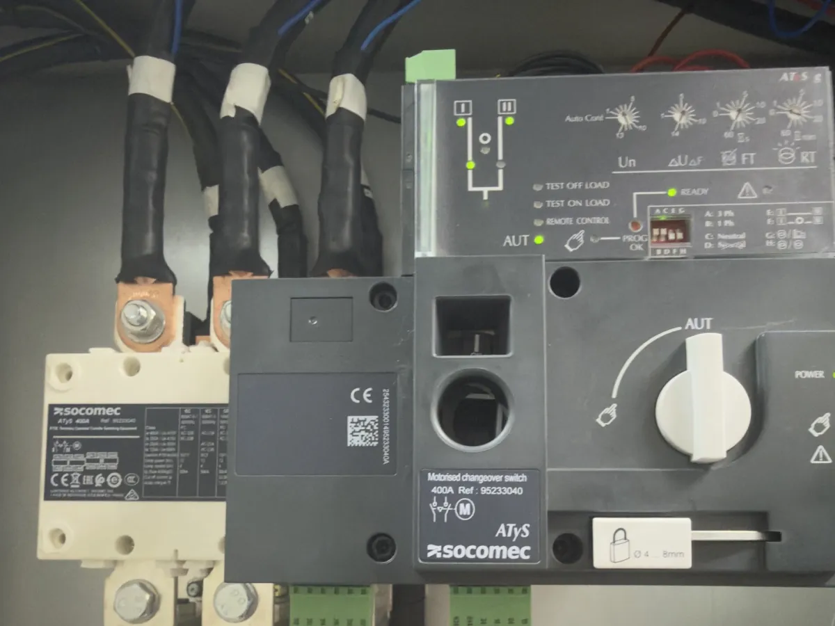 Automatic transfer switch, mains ↔ generator (Socomec ATyS 400 A)